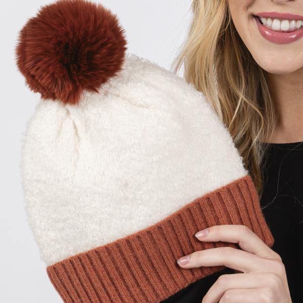 TWO TONE FLEECE POM POM BEANIE