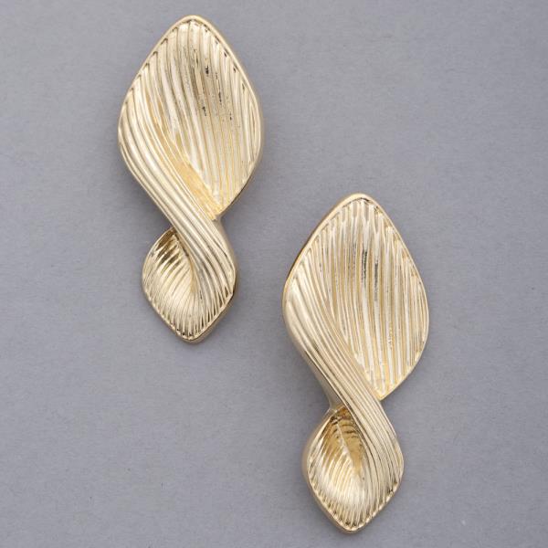 LINED METAL EARRING