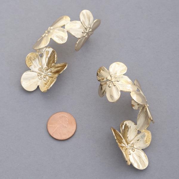 TRIPLE FLOWER METAL EARRING