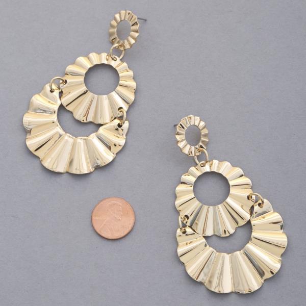 SCALLOP EDGE METAL DANGLE EARRING