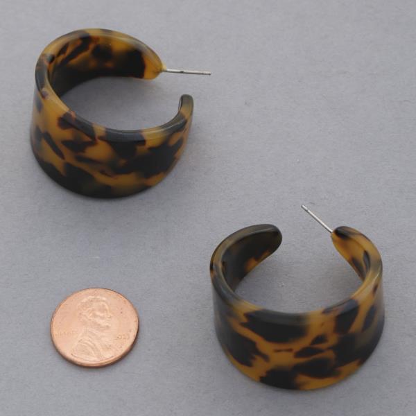 TORTOISE PATTERN OPEN HOOP EARRING