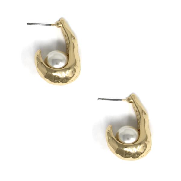 PEARL ON HAMMERED OVAL POST EARRING