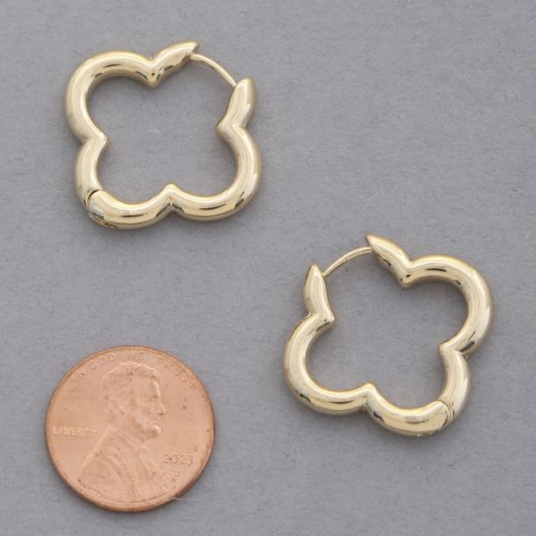 CLOVER METAL EARRING