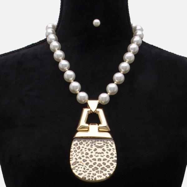 ANIMAL PRINT OVAL PENDANT PEARL BEAD NECKLACE