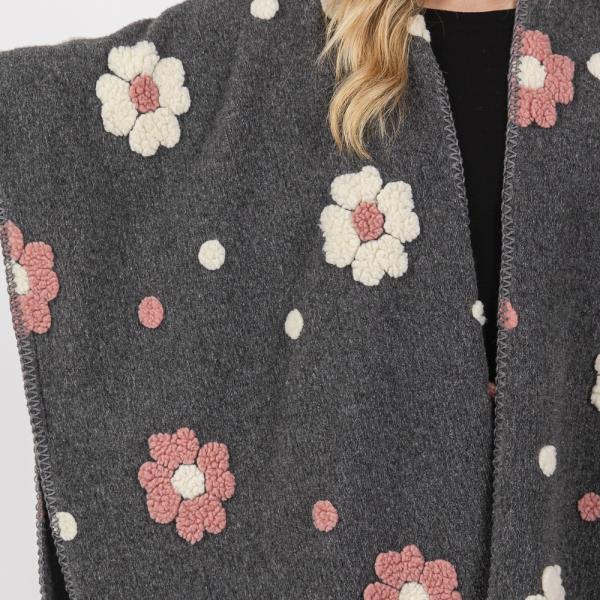 FLEECE FLOWER DETAILED KIMONO