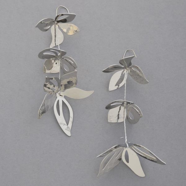 LEAF PATTERN METAL EARRING