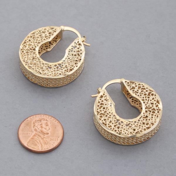 OVAL FILIGREE PATTERN METAL HOOP EARRING