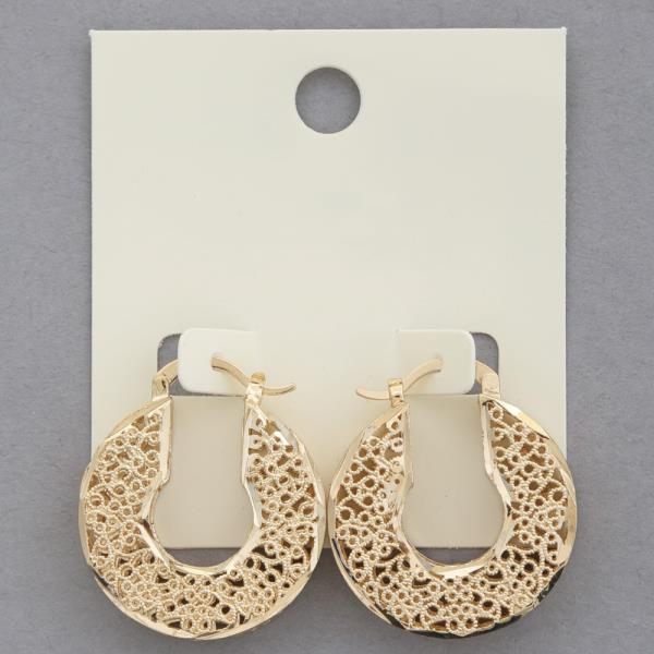 OVAL FILIGREE PATTERN METAL HOOP EARRING