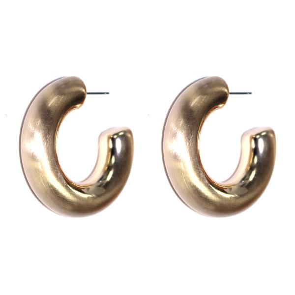 METAL C HOOP EARRING