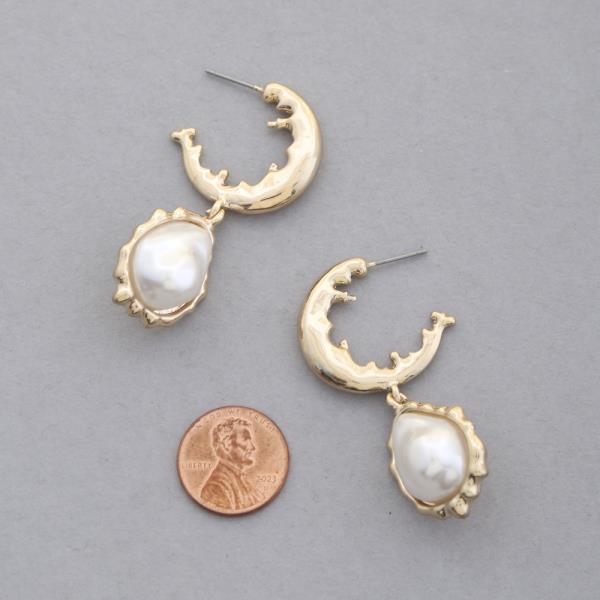 METAL C HOOP PEARL DANGLE EARRING