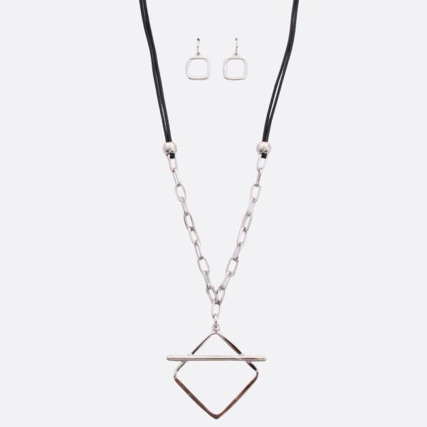 GEOMETRIC PENDANT NECKLACE