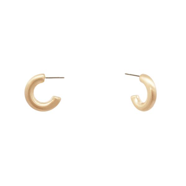 MATTE METAL C HOOP EARRRING