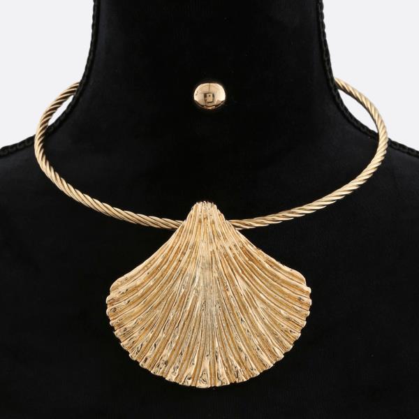 OVERSIZE SEASHELL PENDANT METAL NECKLACE