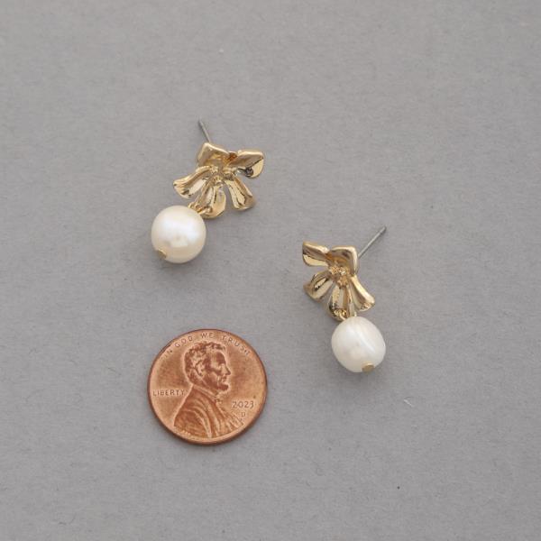 METAL FLOWER PEARL DANGLE EARRING