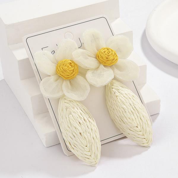 FLOWER RAFFIA POINTED OVAL DANGLE EARRING