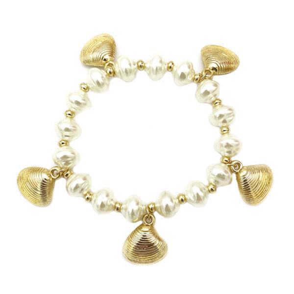 PEARL W/ METAL CLAM CHARMS STRETCH BRACELET