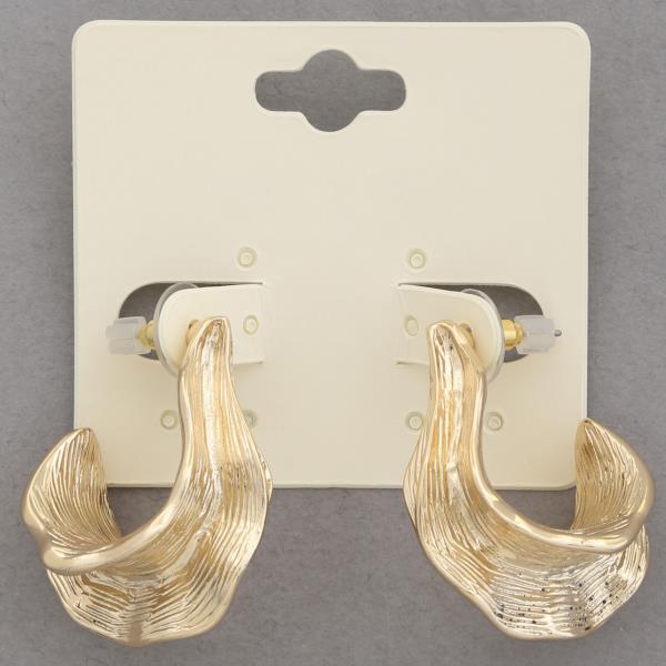 RUFFLE LINED METAL EARRING