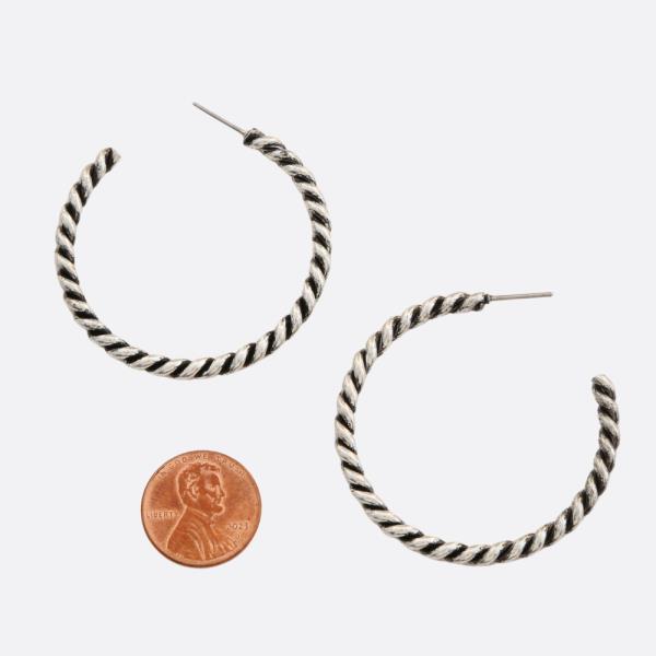 TWISTED LINK OPEN HOOP EARRING