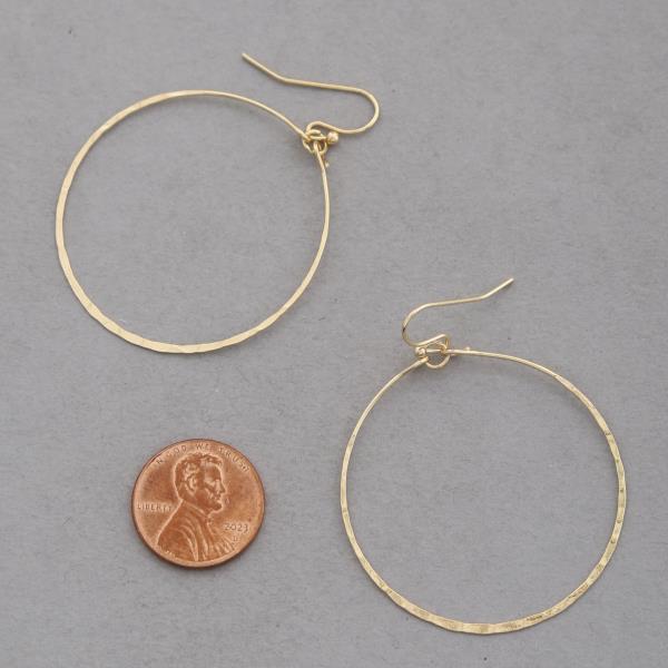 HAMMERED METAL ROUND DANGLE EARRING