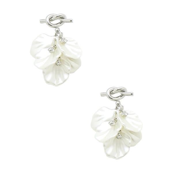 PETAL FLOWER KNOE METAL EARRING