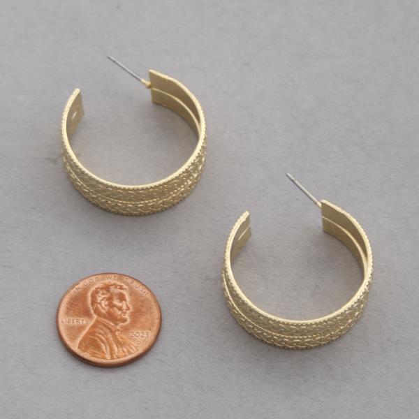 TEXTURED OPEN HOOP METAL EARRING