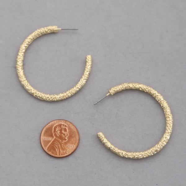 TEXTURED OPEN HOOP EARRING