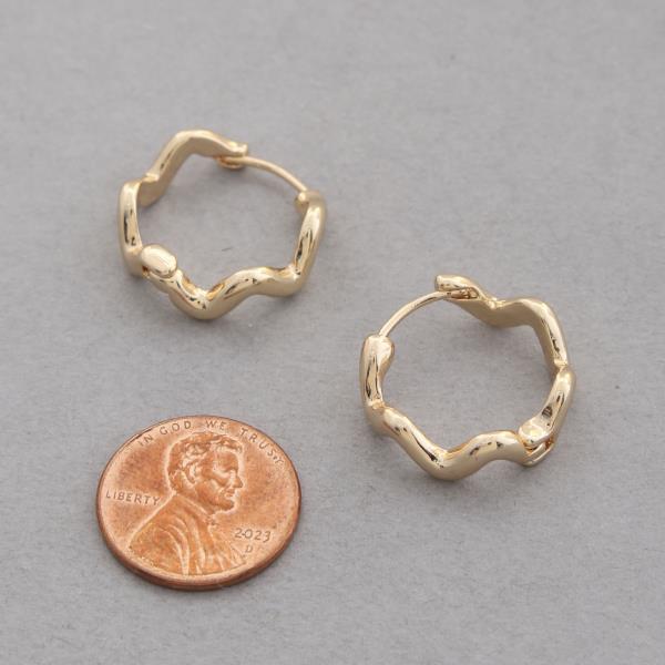 WAVY METAL HOOP EARRING