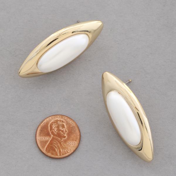 POINTED OVAL METAL EARRING