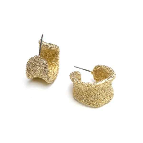 TEXTURED METAL HOOP EARRING