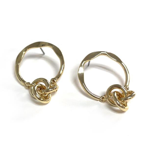 WAVY HOOP EARRINGS WITH INTERLOCKING RINGS