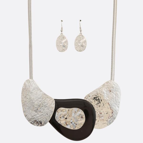 HAMMERED METAL ORGANIC SHAPE STATEMENT NECKLACE