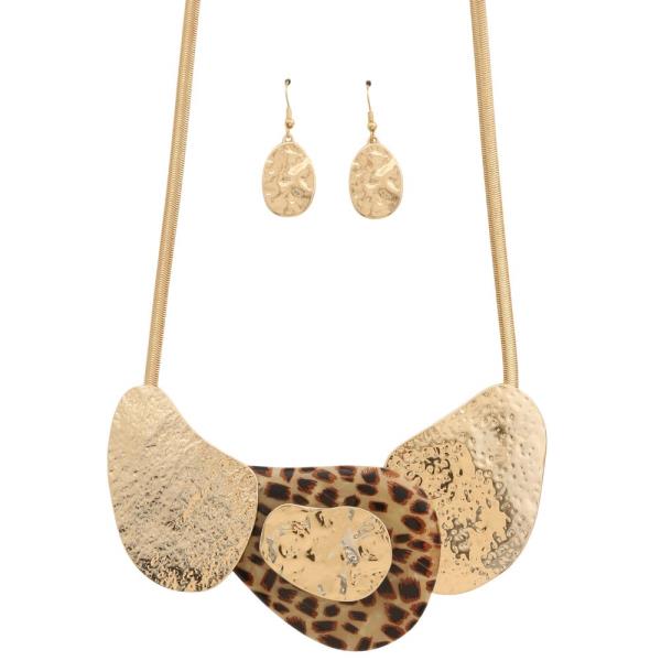 HAMMERED METAL ORGANIC SHAPE STATEMENT NECKLACE