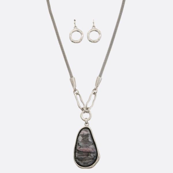 MARBLE OVAL PENDANT NECKLACE