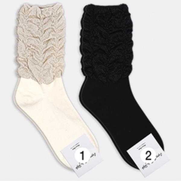 TEXTURED METALLIC SCRUNCH SOCKS WITH RIBBED DETAILING.