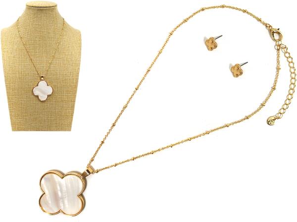 MOTHER OF PEARL CLOVER PENDANT NECKLACE