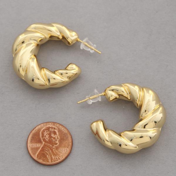 CROISSANT OPEN HOOP METAL EARRING