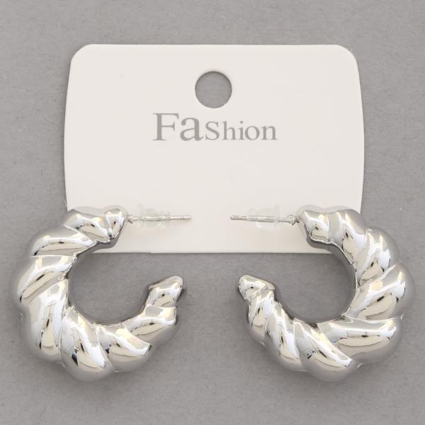 CROISSANT OPEN HOOP METAL EARRING