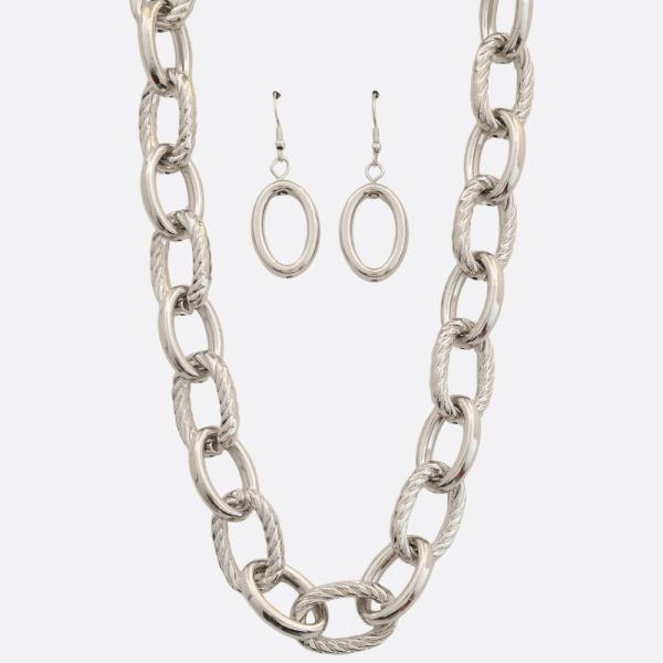 OVAL LINK METAL NECKLACE