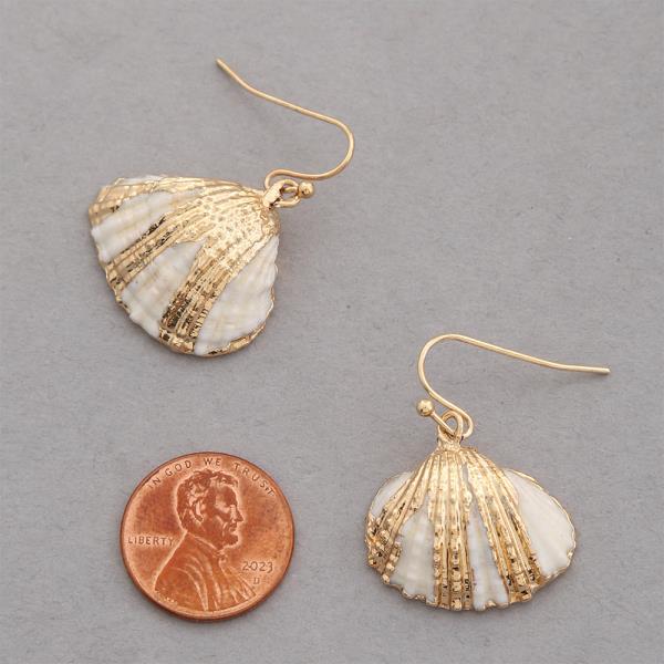 SEASHELL DANGLE EARRING