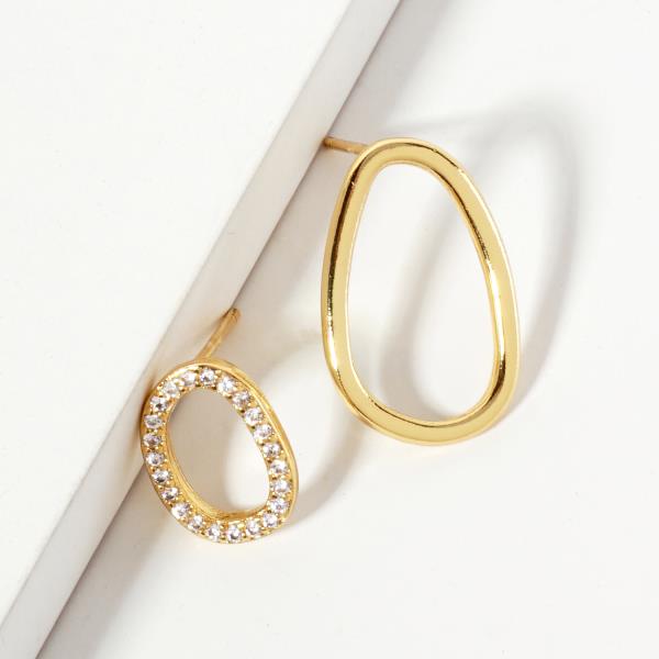 OVAL METAL EARRING