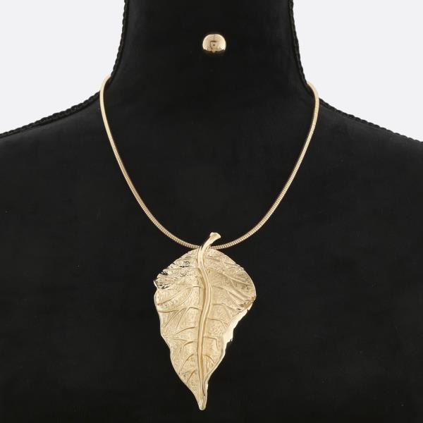 LEAF PENDANT METAL NECKLACE