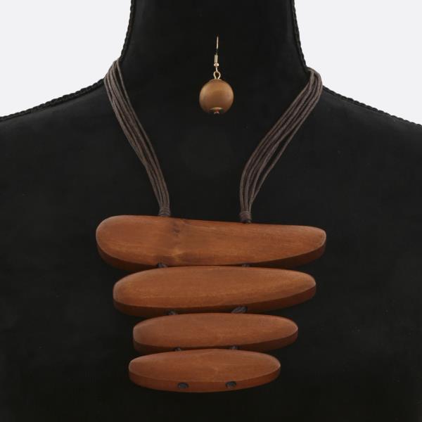 WOOD BAR STATEMENT NECKLACE