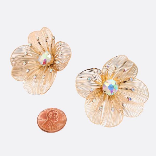 METAL FLOWER RHINESTONE CENTER EARRING