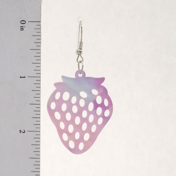 CUT OUT STRAWBERRY DANGLE EARRING