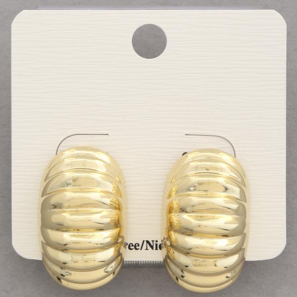 LINED CURVE METAL EARRING