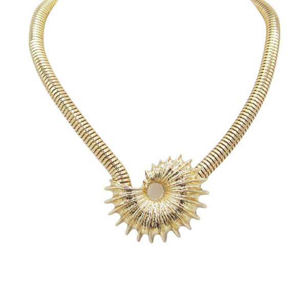 METAL SHELL TEXTURED ROUND PENDANT NECKLACE