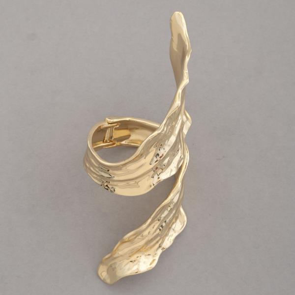 LEAF PATTERN CUFF BRACELET