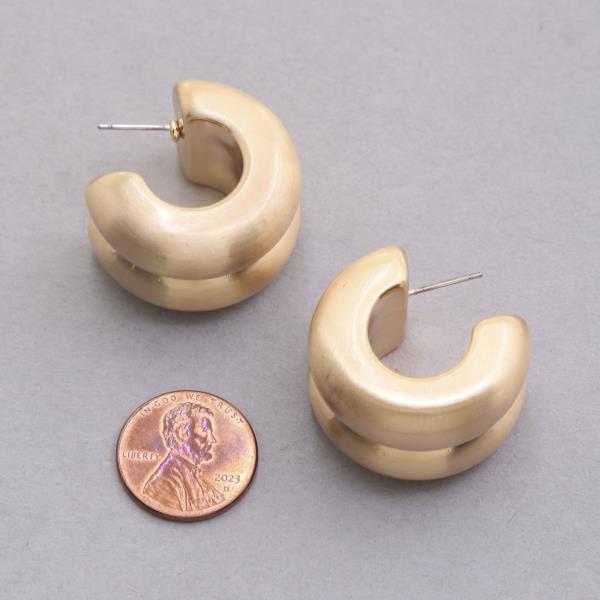 BRUSHED METAL DOUBLE HOOP EARRING