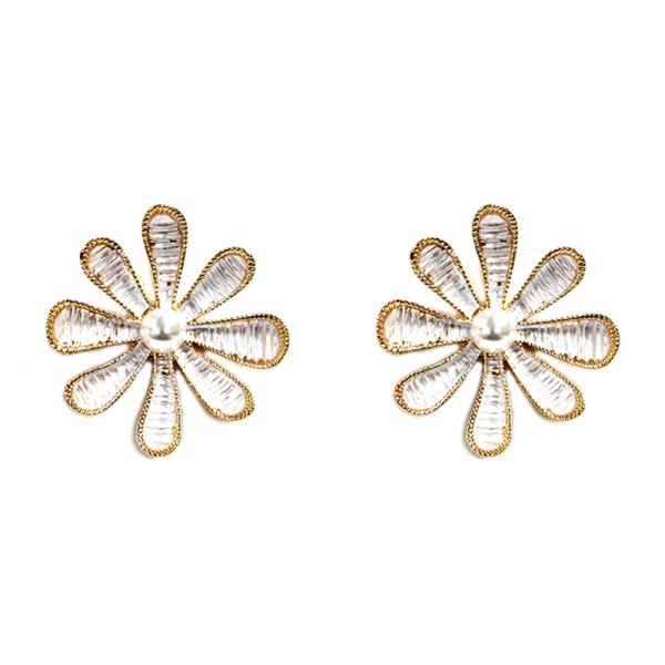 CURVED DAISY FLOWER WITH PEARL EARRING