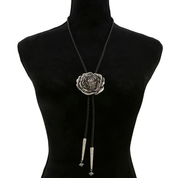 FLOWER PENDANT NECKLACE